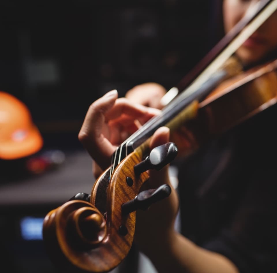 female-student-playing-violin